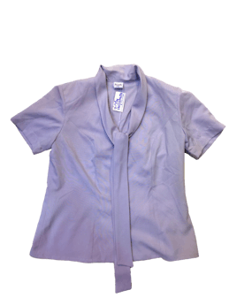 Blusa manga corta lila, con tira para amarrar en el cuello, con hombreras. Busto: 100 cm. Largo: 62 cm